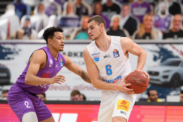 BG Göttingen - Syntainics MBC 12.12.2020, Basketball-Bundesliga easyCredit-BBL, Saison 2020 2021, Hauptrunde, 6. Spieltag, BG Göttingen - Syntainics MBC. Weißenfels Marko Krstanovic (r) spielt gegen Göttingens Nelson Weidemann. Göttingen Niedersachsen Deutschland