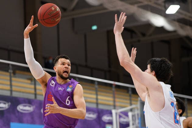 BG Göttingen - Syntainics MBC 12.12.2020, Basketball-Bundesliga easyCredit-BBL, Saison 2020 2021, Hauptrunde, 6. Spieltag, BG Göttingen - Syntainics MBC. Göttingens Luke Nelson (l) spielt gegen Weißenfels AJ Brodeur. Göttingen Niedersachsen Deutschland