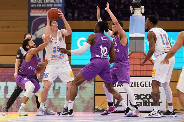 BG Göttingen - Syntainics MBC 12.12.2020, Basketball-Bundesliga easyCredit-BBL, Saison 2020 2021, Hauptrunde, 6. Spieltag, BG Göttingen - Syntainics MBC. Weißenfels AJ Brodeur spielt gegen Göttingens Galen Robinson Jr., Göttingens Tai Odiase und Göttingens Luke Nelson. Göttingen Niedersachsen Deutschland