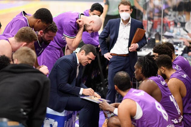 BG Göttingen - Syntainics MBC 12.12.2020, Basketball-Bundesliga easyCredit-BBL, Saison 2020 2021, Hauptrunde, 6. Spieltag, BG Göttingen - Syntainics MBC. Göttingens Trainer Roel Moors. Göttingen Niedersachsen Deutschland