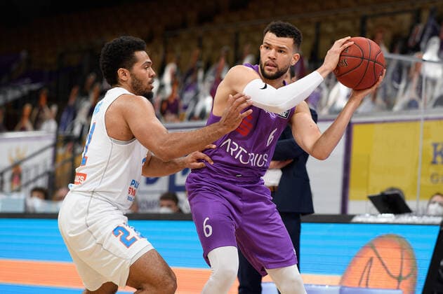 BG Göttingen - Syntainics MBC 12.12.2020, Basketball-Bundesliga easyCredit-BBL, Saison 2020 2021, Hauptrunde, 6. Spieltag, BG Göttingen - Syntainics MBC. Göttingens Luke Nelson (r) spielt gegen Weißenfels Quinton Hooker. Göttingen Niedersachsen Deutschland