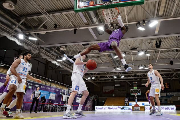 BG Göttingen - Syntainics MBC 12.12.2020, Basketball-Bundesliga easyCredit-BBL, Saison 2020 2021, Hauptrunde, 6. Spieltag, BG Göttingen - Syntainics MBC. Göttingens Tai Odiase beim Dunking. Göttingen Niedersachsen Deutschland