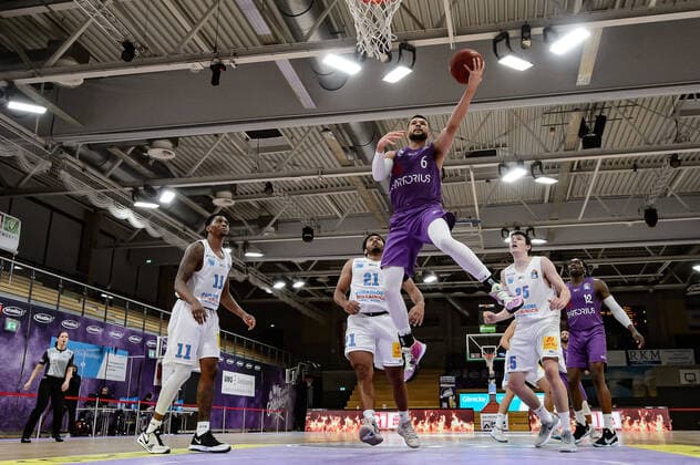 BG Göttingen - Syntainics MBC 12.12.2020, Basketball-Bundesliga easyCredit-BBL, Saison 2020 2021, Hauptrunde, 6. Spieltag, BG Göttingen - Syntainics MBC. Göttingens Luke Nelson beim Korbleger. Göttingen Niedersachsen Deutschland