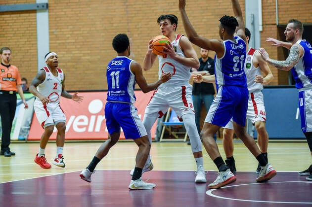 Barmer 2. Basketball Bundesliga ProB, Rheinstars Koeln vs. TKS 49ers Stahnsdorf, 12.12.2020 Yannick Kneesch (RheinStars Koeln 3), Barmer 2. Basketball Bundesliga ProB, Rheinstars Koeln vs. TKS 49ers Stahnsdorf am 12.12.2020 in der ASV Koeln in Koeln (Nordrhein-Westfalen) Copyright: xBEAUTIFULxSPORTS Mueller-Laschetx