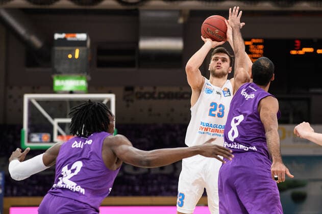 BG Göttingen - Syntainics MBC 12.12.2020, Basketball-Bundesliga easyCredit-BBL, Saison 2020 2021, Hauptrunde, 6. Spieltag, BG Göttingen - Syntainics MBC. Weißenfels Michal Michalak (M) spielt gegen Göttingens Tai Odiase (l) und Göttingens Akeem Vargas. Göttingen Niedersachsen Deutschland