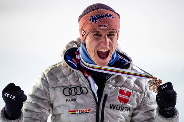 Bilder des Jahres 2020, Sport 12 Dezember Sport Themen der Woche KW50 Sport Bilder des Tages SKI FLYING - FIS Ski Flying World Championship, WM, Weltmeisterschaft Planica PLANICA,SLOVENIA,12.DEC.20 - NORDIC SKIING, Ski jumping, Skispringen, Ski, nordisch SKI FLYING - FIS Ski Flying World Championship, award ceremony. Image shows the rejoicing of Karl Geiger (GER). Keywords: medal. GEPAxpictures xMaticxKlansek