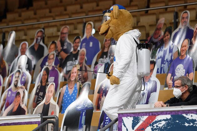 BG Göttingen - Syntainics MBC 12.12.2020, Basketball-Bundesliga easyCredit-BBL, Saison 2020 2021, Hauptrunde, 6. Spieltag, BG Göttingen - Syntainics MBC. Maskottchen Zuffi mit Desinfektionsausrüstung im Papplikum. Göttingen Niedersachsen Deutschland