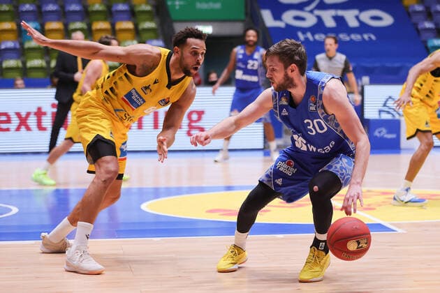 Fraport Skyliners - MHP RIESEN Ludwigsburg, easyCredit BBL Jon Axel Gudmundsson (Fraport Skyliners, 30) wird von Elias Harris (Ludwigsburg, 8) angegriffen. Basketball-Spiel der easyCredit BBL zwischen den Fraport Skyliners und den MHP RIESEN Ludwigsburg am 12. Dezember 2020 in der Fraport-Arena in Frankfurt am Main., Frankfurt am Main Hessen Deutschland Fraport-Arena