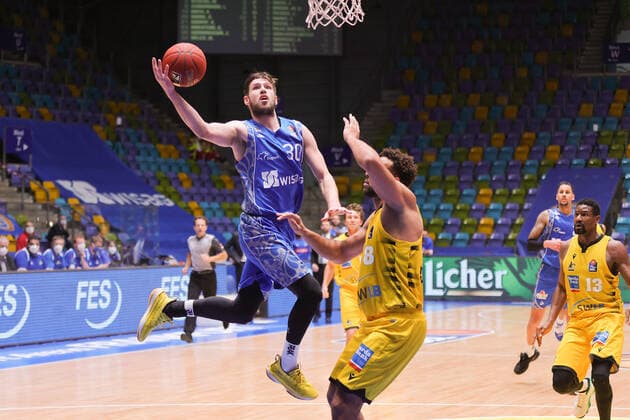 Fraport Skyliners - MHP RIESEN Ludwigsburg, easyCredit BBL Korbleger von Jon Axel Gudmundsson (Fraport Skyliners, 30) gegen Elias Harris (Ludwigsburg, 8). Basketball-Spiel der easyCredit BBL zwischen den Fraport Skyliners und den MHP RIESEN Ludwigsburg am 12. Dezember 2020 in der Fraport-Arena in Frankfurt am Main., Frankfurt am Main Hessen Deutschland Fraport-Arena