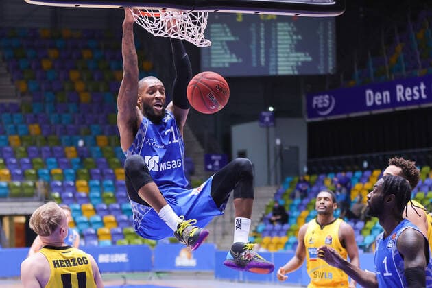 Fraport Skyliners - MHP RIESEN Ludwigsburg, easyCredit BBL Dunking von Kamari Murphy (Fraport Skyliners, 21). Basketball-Spiel der easyCredit BBL zwischen den Fraport Skyliners und den MHP RIESEN Ludwigsburg am 12. Dezember 2020 in der Fraport-Arena in Frankfurt am Main., Frankfurt am Main Hessen Deutschland Fraport-Arena