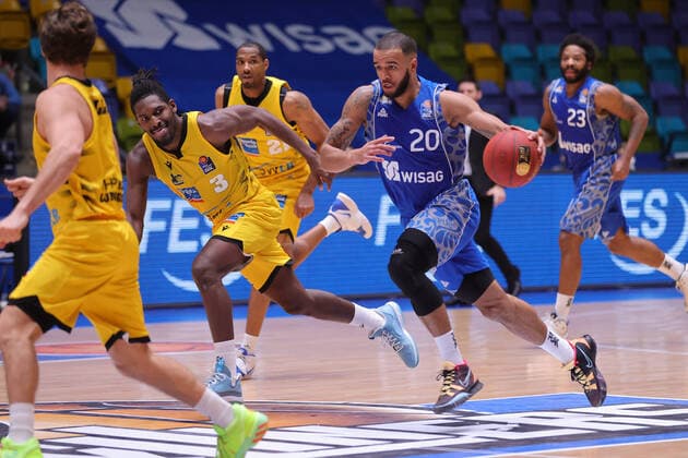 Fraport Skyliners - MHP RIESEN Ludwigsburg, easyCredit BBL Schneller Antritt von Rasheed Moore (Fraport Skyliners, 20), links begleitet ihn Jaleen Smith (Ludwigsburg, 3). Basketball-Spiel der easyCredit BBL zwischen den Fraport Skyliners und MHP RIESEN Ludwigsburg am 12. Dezember 2020 in der Fraport-Arena in Frankfurt am Main., Frankfurt-Unterliederbach Hessen Deutschland Fraport-Arena