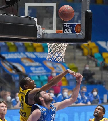 12.12.2020, xhbx, Basketball BBL Bundesliga, Frankfurt Skyliners - MHP Riesen Ludwigsburg emspor, v.l. Tremmell Darden (MHP Riesen Ludwigsburg), Jon Axel Gudmundsson (Fraport Skyliners Frankfurt) (DFL DFB REGULATIONS PROHIBIT ANY USE OF PHOTOGRAPHS as IMAGE SEQUENCES and or QUASI-VIDEO) Frankfurt am Main