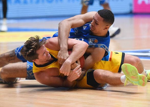 Sport Bilder des Tages 12.12.2020, xhbx, Basketball BBL Bundesliga, Frankfurt Skyliners - MHP Riesen Ludwigsburg emspor, v.l. Len Adam Schoormann (Fraport Skyliners Frankfurt), Jordan Hulls (MHP Riesen Ludwigsburg) (DFL DFB REGULATIONS PROHIBIT ANY USE OF PHOTOGRAPHS as IMAGE SEQUENCES and or QUASI-VIDEO) Frankfurt am Main