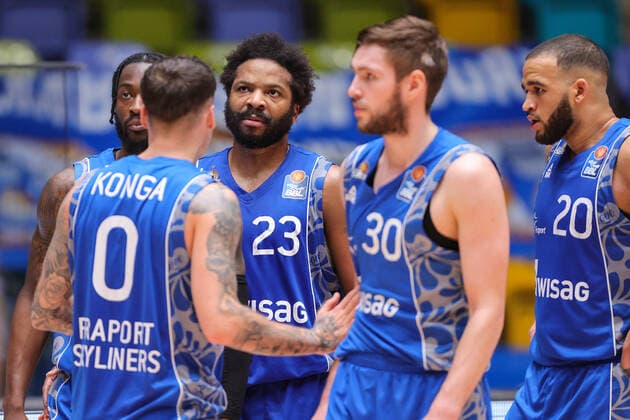 Fraport Skyliners - MHP RIESEN Ludwigsburg, easyCredit BBL eUnzufriedenheit in den Gesichtern der Fraport Skyliners. In der Bildmitte der frustrierte Quantez Robertson (Fraport Skyliners, 23). Basketball-Spiel der easyCredit BBL zwischen den Fraport Skyliners und den MHP RIESEN Ludwigsburg am 12. Dezember 2020 in der Fraport-Arena in Frankfurt am Main., Frankfurt am Main Hessen Deutschland Fraport-Arena