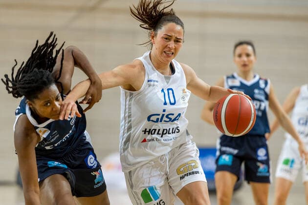 Sport Bilder des Tages Barbora Kasparkowa (10, GISA Lions SV Halle) gegen Respect Leaphar (XCYDE Angels) GISA Lions SV Halle vs. XCYDE Angels Nördlingen Basketball - 1. Bundesliga - ERDGAS Sportarena Halle (Saale) 12.12.2020 Foto: Holger John Sachsen-Anhalt Deutschland