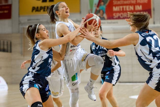 Laura Schinkel (07, GISA Lions SV Halle) setzt sich gegen Magaly Sonja Meynadier (XCYDE Angels) und Laura Geiselsöder (XCYDE Angels) durch GISA Lions SV Halle vs. XCYDE Angels Nördlingen Basketball - 1. Bundesliga - ERDGAS Sportarena Halle (Saale) 12.12.2020 Foto: Holger John Sachsen-Anhalt Deutschland
