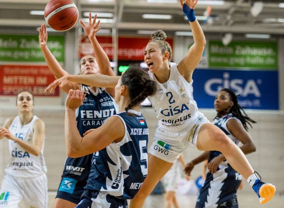 Darien Huff (02, GISA Lions SV Halle) wird scharf attakiert von Magaly Sonja Meynadier (XCYDE Angels) GISA Lions SV Halle vs. XCYDE Angels Nördlingen Basketball - 1. Bundesliga - ERDGAS Sportarena Halle (Saale) 12.12.2020 Foto: Holger John Sachsen-Anhalt Deutschland