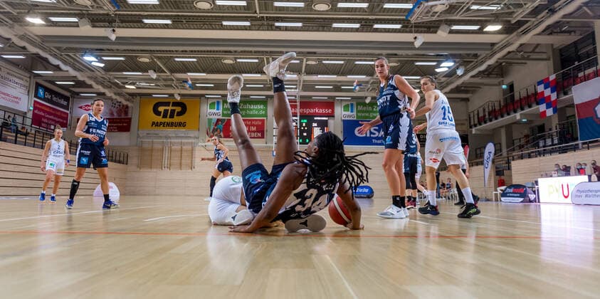 Barbora Kasparkowa (10, GISA Lions SV Halle) und Respect Leaphar (XCYDE Angels) GISA Lions SV Halle vs. XCYDE Angels Nördlingen Basketball - 1. Bundesliga - ERDGAS Sportarena Halle (Saale) 12.12.2020 Foto: Holger John Sachsen-Anhalt Deutschland