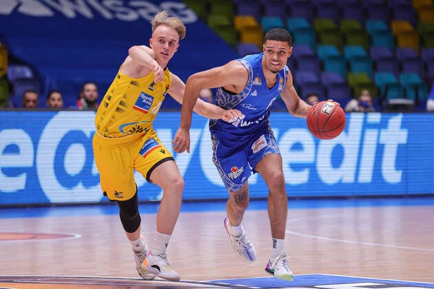 Fraport Skyliners - MHP RIESEN Ludwigsburg, easyCredit BBL Zweikampf zwischen Lukas Herzog (Ludwigsburg, 11, links) und Len Adam Schoormann (Fraport Skyliners, 6). Basketball-Spiel der easyCredit BBL zwischen den Fraport Skyliners und den MHP RIESEN Ludwigsburg am 12. Dezember 2020 in der Fraport-Arena in Frankfurt am Main., Frankfurt am Main Hessen Deutschland Fraport-Arena