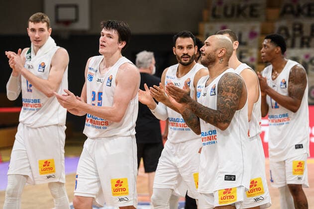 BG Göttingen - Syntainics MBC 12.12.2020, Basketball-Bundesliga easyCredit-BBL, Saison 2020 2021, Hauptrunde, 6. Spieltag, BG Göttingen - Syntainics MBC. Weißenfels Spieler klatschen nach dem Spiel auf dem Feld. Göttingen Niedersachsen Deutschland
