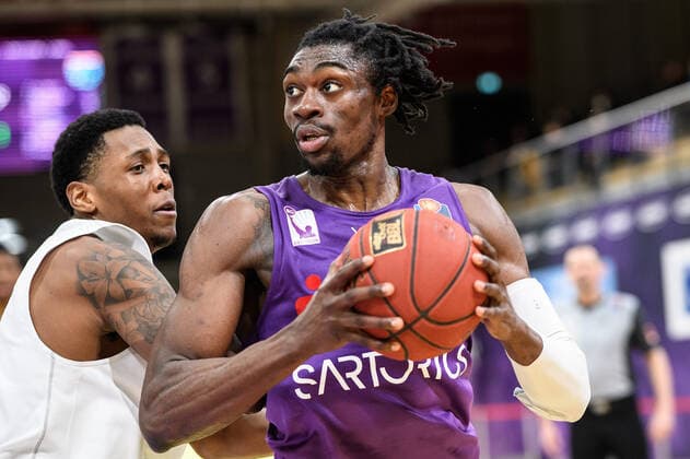 BG Göttingen - Syntainics MBC 12.12.2020, Basketball-Bundesliga easyCredit-BBL, Saison 2020 2021, Hauptrunde, 6. Spieltag, BG Göttingen - Syntainics MBC. Göttingens Tai Odiase (r) spielt gegen Weißenfels Kyndahl Hill. Göttingen Niedersachsen Deutschland