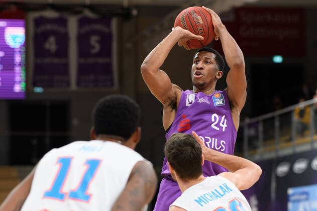 BG Göttingen - Syntainics MBC 12.12.2020, Basketball-Bundesliga easyCredit-BBL, Saison 2020 2021, Hauptrunde, 6. Spieltag, BG Göttingen - Syntainics MBC. Göttingens Aubrey Dawkins wirft auf den Korb. Göttingen Niedersachsen Deutschland