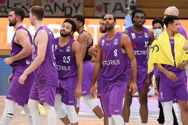BG Göttingen - Syntainics MBC 12.12.2020, Basketball-Bundesliga easyCredit-BBL, Saison 2020 2021, Hauptrunde, 6. Spieltag, BG Göttingen - Syntainics MBC. Göttingens Spieler stehen nach dem Spiel auf dem Feld. Göttingen Niedersachsen Deutschland