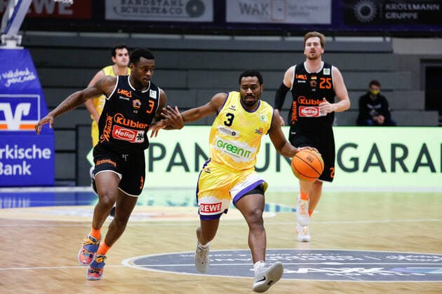 Shaun Willett (wiha Panthers Schwenningen, 03) im Zweikampf mit Kyron Cartwright (Phoenix Hagen, 03) Phoenix Hagen vs. wiha Panthers Schwenningen, Basketball, 2. Bundesliga, 11. Spieltag, 2020 2021, 12.12.2020, Phoenix Hagen vs. wiha Panthers Schwenningen, Basketball, 2. Bundesliga, 11. Spieltag, 2020 2021, 12.12.2020 Hagen Copyright: xJulianxMeusel Eibner-Pressefotox EP_JML