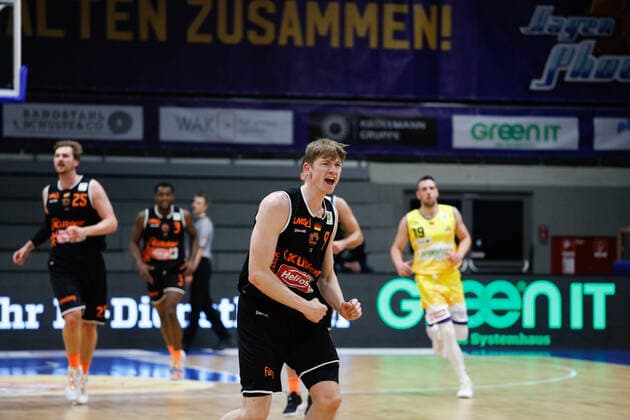 Jonas Niedermanner (wiha Panthers Schwenningen, 09) jubelt nach Drei-Punkte-Wurf Phoenix Hagen vs. wiha Panthers Schwenningen, Basketball, 2. Bundesliga, 11. Spieltag, 2020 2021, 12.12.2020, Phoenix Hagen vs. wiha Panthers Schwenningen, Basketball, 2. Bundesliga, 11. Spieltag, 2020 2021, 12.12.2020 Hagen Copyright: xJulianxMeusel Eibner-Pressefotox EP_JML