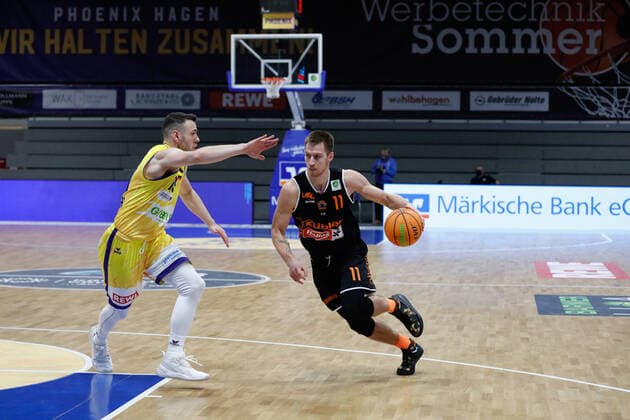 vl: Dominik Spohr (Phoenix Hagen, 19) im Zweikampf mit Rytis Pipiras (wiha Panthers Schwenningen, 11) Phoenix Hagen vs. wiha Panthers Schwenningen, Basketball, 2. Bundesliga, 11. Spieltag, 2020 2021, 12.12.2020, Phoenix Hagen vs. wiha Panthers Schwenningen, Basketball, 2. Bundesliga, 11. Spieltag, 2020 2021, 12.12.2020 Hagen Copyright: xJulianxMeusel Eibner-Pressefotox EP_JML