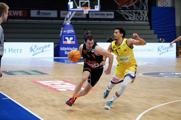 Ivan Mikulic (wiha Panthers Schwenningen, 04) im Zweikampf mit Joel Aminu (Phoenix Hagen, 21) Phoenix Hagen vs. wiha Panthers Schwenningen, Basketball, 2. Bundesliga, 11. Spieltag, 2020 2021, 12.12.2020, Phoenix Hagen vs. wiha Panthers Schwenningen, Basketball, 2. Bundesliga, 11. Spieltag, 2020 2021, 12.12.2020 Hagen Copyright: xJulianxMeusel Eibner-Pressefotox EP_JML