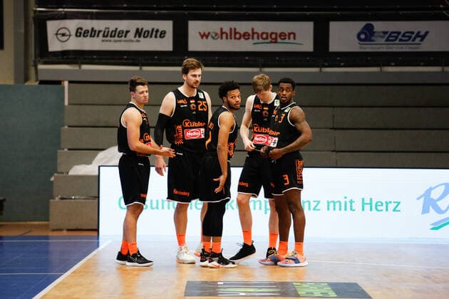 vl: Grant Teichmann (wiha Panthers Schwenningen, 07), Robin Jorch (wiha Panthers Schwenningen, 25), Nate Britt (wiha Panthers Schwenningen, 01), Jonas Niedermanner (wiha Panthers Schwenningen, 09), Shaun Willett (wiha Panthers Schwenningen, 03) Phoenix Hagen vs. wiha Panthers Schwenningen, Basketball, 2. Bundesliga, 11. Spieltag, 2020 2021, 12.12.2020, Phoenix Hagen vs. wiha Panthers Schwenningen, Basketball, 2. Bundesliga, 11. Spieltag, 2020 2021, 12.12.2020 Hagen Copyright: xJulianxMeusel Eibner-Pressefotox EP_JML