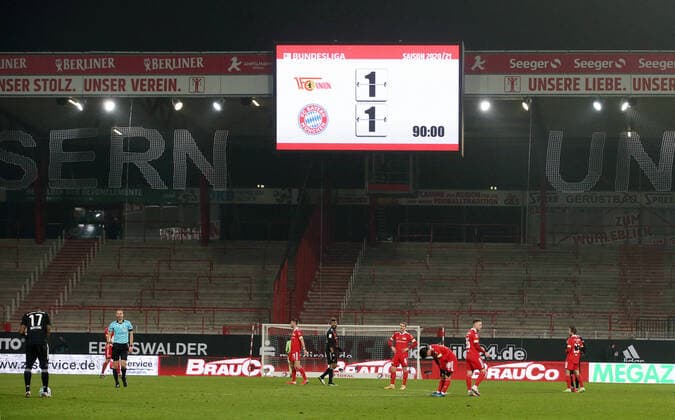 Bilder des Jahres 2020, Sport 12 Dezember Sport Themen der Woche KW50 Sport Bilder des Tages Anzeigetafel mit Endergebnis 1:1 Fußball Fussball DFL Bundesliga Herren Saison 2020 2021 12.12.2020 1.FC Union Berlin FCU vs. FC Bayern München FCB Geisterspiel wegen Corona Covid 19 DFL regulations prohibit any use of photographs as image sequences and or quasi-video. *** Scoreboard with final result 1 1 Sport Football Football DFL Bundesliga Men Season 2020 2021 12 12 2020 1 FC Union Berlin FCU vs FC Bayern Munich FCB Ghost game because of Corona Covid 19 DFL regulations prohibit any use of photographs as image sequences and or quasi video