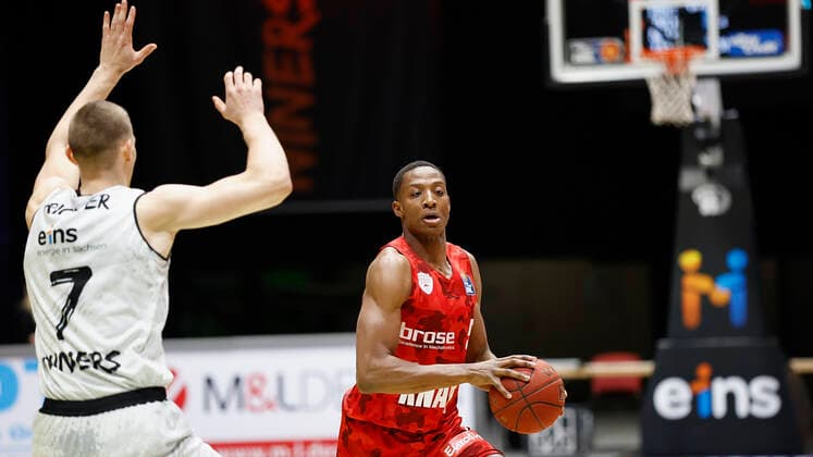 Deutschland, Chemnitz, Messe Chemnitz, 12.12.2020, emspor, emonline, despor, deonline, NINERS Chemnitz vs. s.Oliver Wuerzburg, Basketball, BBL Bild: v. li. Jonas Richter (NINERS Chemnitz) und Justin Sears (s.Oliver Wuerzburg) DFL REGULATIONS PROHIBIT ANY USE OF PHOTOGRAPHS AS IMAGE SEQUENCES AND OR QUASI-VIDEO. Copyright: HMBxMedia xHeikoxBecker