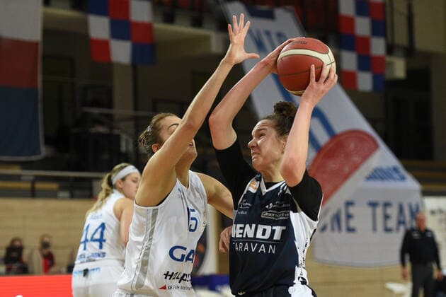 Halle, Deutschland 12. Dezember 2020: 1.BBL - Damen - 2020 2021 - Gisa Lions SV Halle vs. Xcyde Angels Noerdlingen v. li. im Zweikampf Styliani Fouraki Halle) und Nadjeschda Ilmberger (Noerdlingen) Erdgas Sportarena Sachsen Anhalt Copyright: xFotostandx xxBallaschx