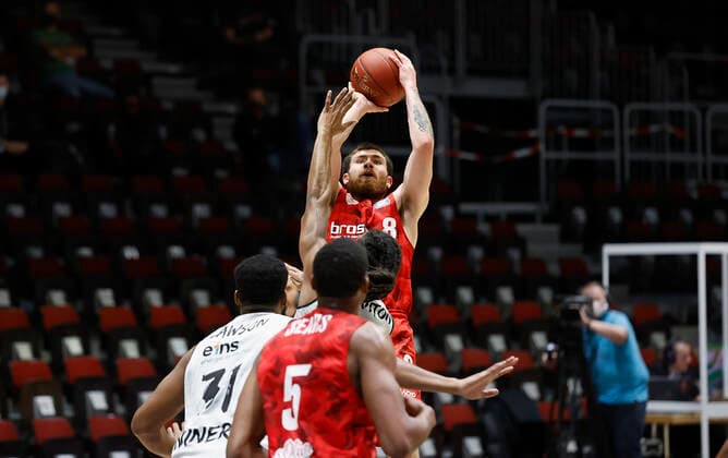 Sport Bilder des Tages Deutschland, Chemnitz, Messe Chemnitz, 12.12.2020, emspor, emonline, despor, deonline, NINERS Chemnitz vs. s.Oliver Wuerzburg, Basketball, BBL Bild: v. li. Joseph Lawson III (NINERS Chemnitz), Marcus Thornton (NINERS Chemnitz), Justin Sears (s.Oliver Wuerzburg) und Tayler Persons (s.Oliver Wuerzburg) beim Wurf DFL REGULATIONS PROHIBIT ANY USE OF PHOTOGRAPHS AS IMAGE SEQUENCES AND OR QUASI-VIDEO. Copyright: HMBxMedia xHeikoxBecker