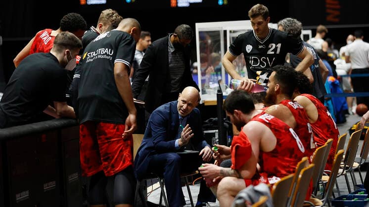 Deutschland, Chemnitz, Messe Chemnitz, 12.12.2020, emspor, emonline, despor, deonline, NINERS Chemnitz vs. s.Oliver Wuerzburg, Basketball, BBL Bild: v. li. Auszeit mit Headcoach Denis Wucherer (s.Oliver Wuerzburg) DFL REGULATIONS PROHIBIT ANY USE OF PHOTOGRAPHS AS IMAGE SEQUENCES AND OR QUASI-VIDEO. Copyright: HMBxMedia xHeikoxBecker