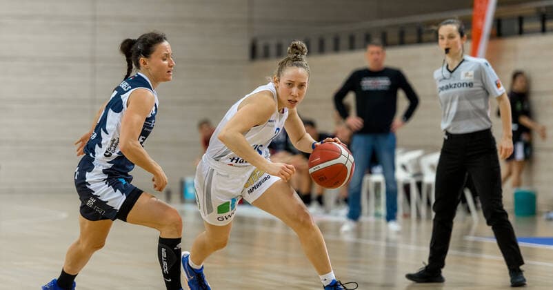 Darien Huff (02, GISA Lions SV Halle) gegen Magaly Sonja Meynadier (XCYDE Angels) GISA Lions SV Halle vs. XCYDE Angels Nördlingen Basketball - 1. Bundesliga - ERDGAS Sportarena Halle (Saale) 12.12.2020 Foto: Holger John Sachsen-Anhalt Deutschland