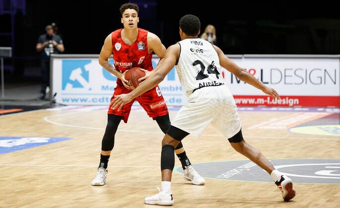 Deutschland, Chemnitz, Messe Chemnitz, 12.12.2020, emspor, emonline, despor, deonline, NINERS Chemnitz vs. s.Oliver Wuerzburg, Basketball, BBL Bild: v. li. Joshua Obiesie (s.Oliver Wuerzburg) und George King (NINERS Chemnitz) DFL REGULATIONS PROHIBIT ANY USE OF PHOTOGRAPHS AS IMAGE SEQUENCES AND OR QUASI-VIDEO. Copyright: HMBxMedia xHeikoxBecker