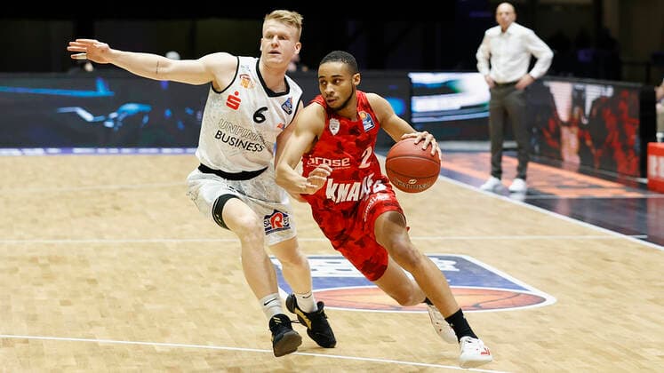 Deutschland, Chemnitz, Messe Chemnitz, 12.12.2020, emspor, emonline, despor, deonline, NINERS Chemnitz vs. s.Oliver Wuerzburg, Basketball, BBL Bild: v. li. Luis Figge (NINERS Chemnitz) und Cameron Hunt (s.Oliver Wuerzburg) DFL REGULATIONS PROHIBIT ANY USE OF PHOTOGRAPHS AS IMAGE SEQUENCES AND OR QUASI-VIDEO. Copyright: HMBxMedia xHeikoxBecker