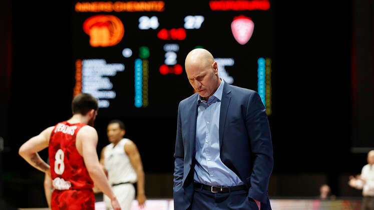 Deutschland, Chemnitz, Messe Chemnitz, 12.12.2020, emspor, emonline, despor, deonline, NINERS Chemnitz vs. s.Oliver Wuerzburg, Basketball, BBL Bild: v. li. Headcoach Denis Wucherer (s.Oliver Wuerzburg) DFL REGULATIONS PROHIBIT ANY USE OF PHOTOGRAPHS AS IMAGE SEQUENCES AND OR QUASI-VIDEO. Copyright: HMBxMedia xHeikoxBecker