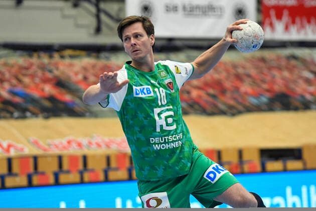 Berlins Hans Lindberg beim 7. Meter beim Spiel in der Handball Bundesliga, Die Eulen Ludwigshafen - Fuechse Berlin. Ludwigshafen am Rhein. 12.12.20 Handball , 12.12.2020, Ludwigshafen am Rhein (Deutschland)