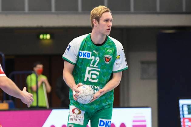 Berlins Marian Michalczik am Ball beim Spiel in der Handball Bundesliga, Die Eulen Ludwigshafen - Fuechse Berlin. Ludwigshafen am Rhein. 12.12.20 Handball , 12.12.2020, Ludwigshafen am Rhein (Deutschland)