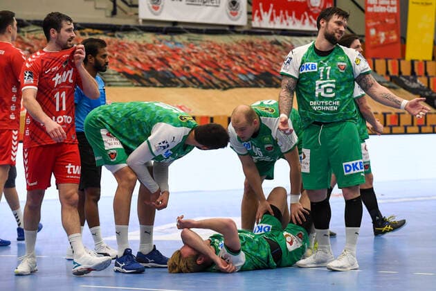 Sport Bilder des Tages Berlins Marian Michalczik liegt am Boden beim Spiel in der Handball Bundesliga, Die Eulen Ludwigshafen - Fuechse Berlin. Ludwigshafen am Rhein. 12.12.20 Handball , 12.12.2020, Ludwigshafen am Rhein (Deutschland)