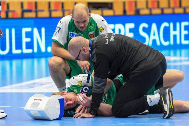 Berlins Marian Michalczik liegt am Boden beim Spiel in der Handball Bundesliga, Die Eulen Ludwigshafen - Fuechse Berlin. Ludwigshafen am Rhein. 12.12.20 Handball , 12.12.2020, Ludwigshafen am Rhein (Deutschland)
