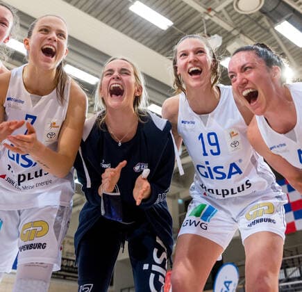 Jubel nach dem ersten Sieg Laura Schinkel (07, GISA Lions SV Halle), Meret Kleine-Beeck (19, GISA Lions SV Halle), Eilidh Simpson (41, GISA Lions SV Halle) und Lilly Oswald (16, GISA Lions SV Halle) GISA Lions SV Halle vs. XCYDE Angels Nördlingen Basketball - 1. Bundesliga - ERDGAS Sportarena Halle (Saale) 12.12.2020 Foto: Holger John Sachsen-Anhalt Deutschland