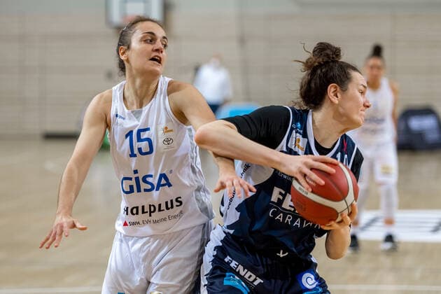 Styliani (Stella) Fouraki (15, GISA Lions SV Halle) gegen Nadjeschda Ilmberger (XCYDE Angels) GISA Lions SV Halle vs. XCYDE Angels Nördlingen Basketball - 1. Bundesliga - ERDGAS Sportarena Halle (Saale) 12.12.2020 Foto: Holger John Sachsen-Anhalt Deutschland