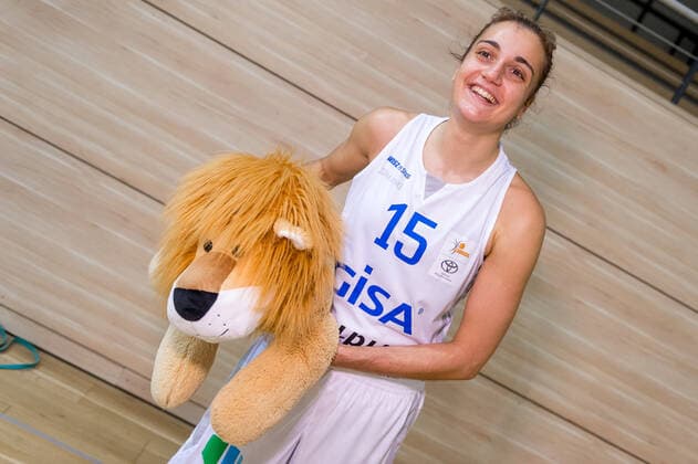 Styliani (Stella) Fouraki (15, GISA Lions SV Halle) bekommt zur Begrüßung einen Löwen von den Fans GISA Lions SV Halle vs. XCYDE Angels Nördlingen Basketball - 1. Bundesliga - ERDGAS Sportarena Halle (Saale) 12.12.2020 Foto: Holger John Sachsen-Anhalt Deutschland