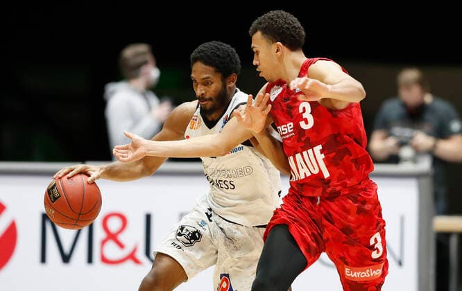 Deutschland, Chemnitz, Messe Chemnitz, 12.12.2020, emspor, emonline, despor, deonline, NINERS Chemnitz vs. s.Oliver Wuerzburg, Basketball, BBL Bild: v. li. Terrell Harris (NINERS Chemnitz) und Tyson Ward (s.Oliver Wuerzburg) DFL REGULATIONS PROHIBIT ANY USE OF PHOTOGRAPHS AS IMAGE SEQUENCES AND OR QUASI-VIDEO. Copyright: HMBxMedia xHeikoxBecker