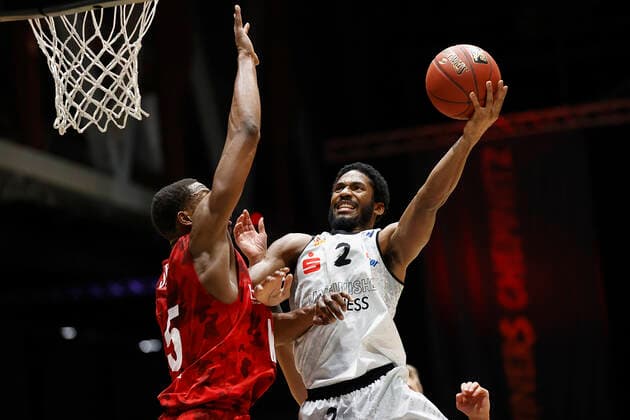 Deutschland, Chemnitz, Messe Chemnitz, 12.12.2020, emspor, emonline, despor, deonline, NINERS Chemnitz vs. s.Oliver Wuerzburg, Basketball, BBL Bild: v. li. Justin Sears (s.Oliver Wuerzburg) und Terrell Harris (NINERS Chemnitz) DFL REGULATIONS PROHIBIT ANY USE OF PHOTOGRAPHS AS IMAGE SEQUENCES AND OR QUASI-VIDEO. Copyright: HMBxMedia xHeikoxBecker